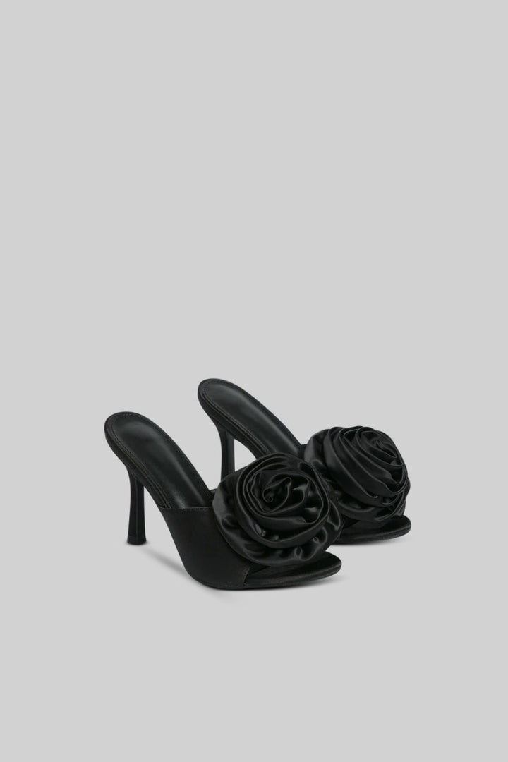 SANDALIAS DE SATÉN CON POMPÓN- NEGRO