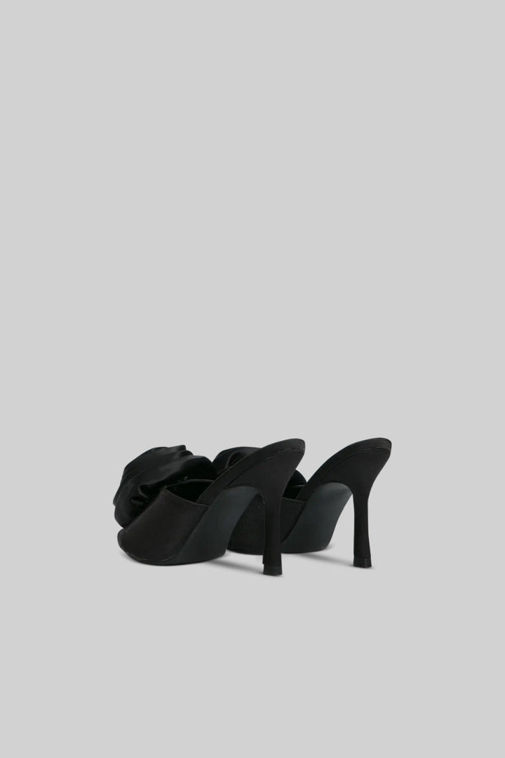 SANDALIAS DE SATÉN CON POMPÓN- NEGRO