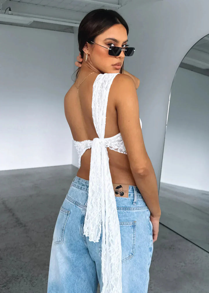 Top De Encaje Con Cuello Inclinado